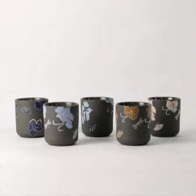 ການກະຊິບກະຊິບດອກໄມ້ທີ່ຖືກແຕ້ມດ້ວຍມືທີ່ຖືກແຕ້ມ